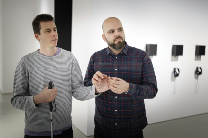 Olivier Mamini (g.) et son chuchoteur d'images Pierre-Antoine Possa participent à une visite guidée pour les personnes malvoyantes au Musée international de la Croix-Rouge et du Croissant-Rouge à Genève, le 30 mars 2025 Olivier Mamini (g.) et son chuchoteur d'images Pierre-Antoine Possa participent à une visite guidée pour les personnes malvoyantes au Musée international de la Croix-Rouge et du Croissant-Rouge à Genève, le 30 mars 2025