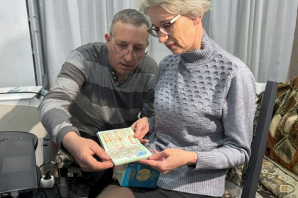 Les époux Lopatine avec leurs passeports à Chakhtinsk au Kazakhstan, le 13 mars 2025 Les époux Lopatine avec leurs passeports à Chakhtinsk au Kazakhstan, le 13 mars 2025