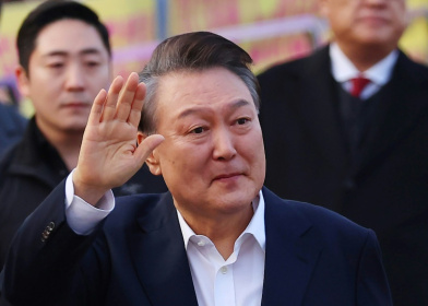 L'ex-président sud-coréen Yoon Suk Yeol salue ses partisans en sortant de prison le 8 mars 2025, au centre de détention d'Uiwang L'ex-président sud-coréen Yoon Suk Yeol salue ses partisans en sortant de prison le 8 mars 2025, au centre de détention d'Uiwang