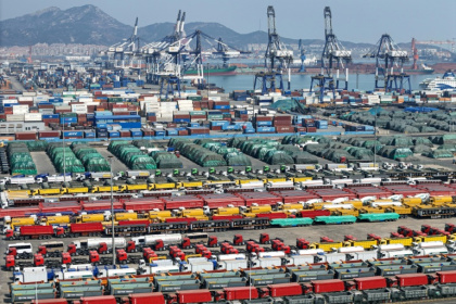 Des voitures et d'autres véhicules destinés à l'exportation dans un port à Yantai, dans la province de Shandong, dans l'est de la Chine, le 3 avril 2025 Des voitures et d'autres véhicules destinés à l'exportation dans un port à Yantai, dans la province de Shandong, dans l'est de la Chine, le 3 avril 2025
