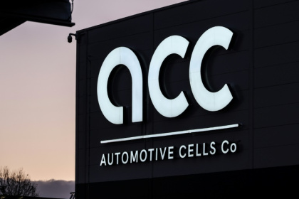 Le logo de la société Automotive Cells Company (ACC), qui produit des batteries lithium-ion pour les véhicules électriques, le 2 décembre 2024 à Douvrin, dans le Pas-de-Calais Le logo de la société Automotive Cells Company (ACC), qui produit des batteries lithium-ion pour les véhicules électriques, le 2 décembre 2024 à Douvrin, dans le Pas-de-Calais