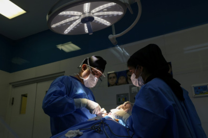 Le chirurgien iranien Hamidreza Hosnani effectue une opération du nez dans sa clinique privée de Téhéran, le 4 mars 2025 Le chirurgien iranien Hamidreza Hosnani effectue une opération du nez dans sa clinique privée de Téhéran, le 4 mars 2025