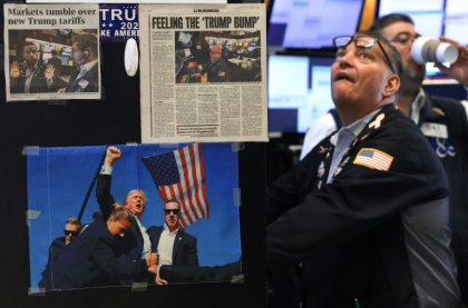 Des coupures de presse et une image du président américain Donald Trump affichées sur un bureau alors que les traders travaillent sur le parquet de la Bourse de New York (NYSE) à la cloche d'ouverture, le 9 avril 2025 à New York Des coupures de presse et une image du président américain Donald Trump affichées sur un bureau alors que les traders travaillent sur le parquet de la Bourse de New York (NYSE) à la cloche d'ouverture, le 9 avril 2025 à New York