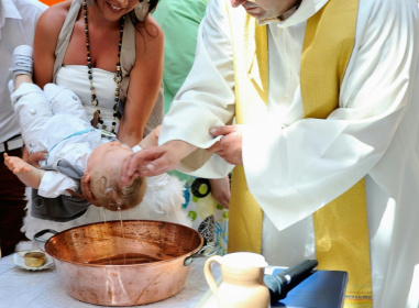 Un prêtre baptise un bébé dans une église de Tourcoing, dans le Nord, le 21 juillet 2013 Un prêtre baptise un bébé dans une église de Tourcoing, dans le Nord, le 21 juillet 2013