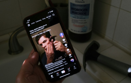 Vidéo TikTok d'un influenceur sur un écran de téléphone portable, le 11 avril 2025 à Los Angeles