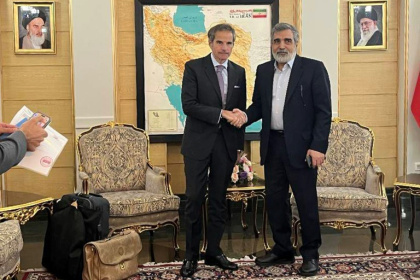 Une photo fournie par le bureau de l'Organisation iranienne de l'énergie atomique (OIEA) montre le directeur général de l'AIEA, Rafael Grossi (G), reçu par le porte-parole de l'OIEA, Behrouz Kamalvandi, à son arrivée à Téhéran, le 16 avril 2025 Une photo fournie par le bureau de l'Organisation iranienne de l'énergie atomique (OIEA) montre le directeur général de l'AIEA, Rafael Grossi (G), reçu par le porte-parole de l'OIEA, Behrouz Kamalvandi, à son arrivée à Téhéran, le 16 avril 2025