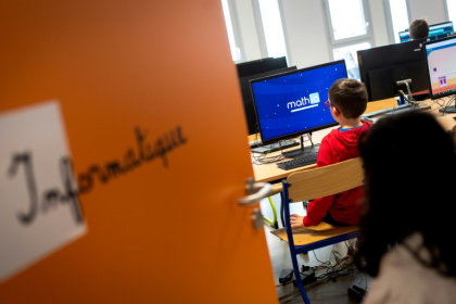 Des élèves d'une école primaire de Colomiers, près de Toulouse, dans le labo informatique de l'établissement, le 14 mars 2025