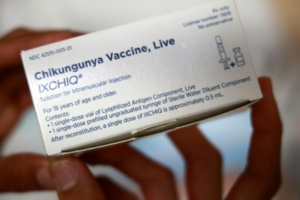 Une boîte de vaccin IXCHIQ contre le chikungunya dans une pharmacie à L'Etang Sale, le 7 avril 2025 lors du début de la campagne de vaccination à La Réunion