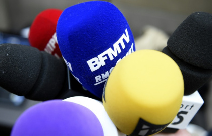 Les interviews des personnalités politiques, rendez-vous médiatiques indispensables pour délivrer son message ou se faire connaître, s'apparentent à une course au quotidien pour les matinales radio et télévision