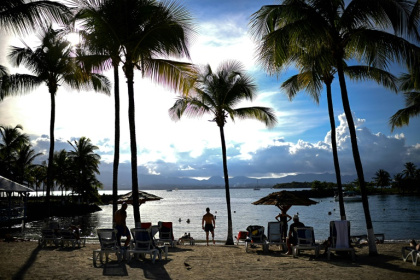 Des touristes profitent de la plage du Gosier, en Guadeloupe, le 24 novembre 2021 Des touristes profitent de la plage du Gosier, en Guadeloupe, le 24 novembre 2021