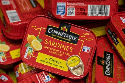 Des boîtes de sardines de la marque Connétable à la conserverie Chancerelle de Douarnenez, dans le Finistère, le 17 avril 2025