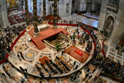 Des personnes font la queue pour rendre hommage au pape François le 24 avril 2025 dans la basilique Saint-Pierre, au Vatican