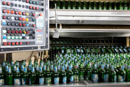 Des bouteilles de bière vides sont lavées avant d'être réemployées à la brasserie Meteor à Hochfelden, près de Strasbourg, le 25 mars 2025 dans le Bas-Rhin Des bouteilles de bière vides sont lavées avant d'être réemployées à la brasserie Meteor à Hochfelden, près de Strasbourg, le 25 mars 2025 dans le Bas-Rhin