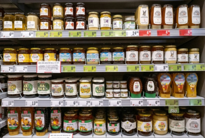 Des pots de miel de différentes marques en vente dans un supermarché Spar, le 3 avril 2025 à Vienne, en Autriche Des pots de miel de différentes marques en vente dans un supermarché Spar, le 3 avril 2025 à Vienne, en Autriche