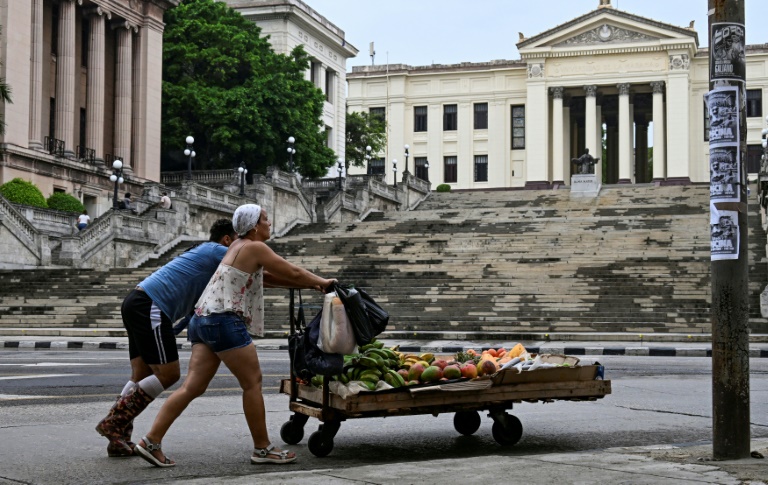 A Cuba, la bronca des étudiants contre les nouveaux tarifs de téléphonie mobile