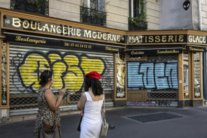 Des visiteurs se tiennent devant la Boulangerie Moderne à Paris le 27 août 2024 Des visiteurs se tiennent devant la Boulangerie Moderne à Paris le 27 août 2024