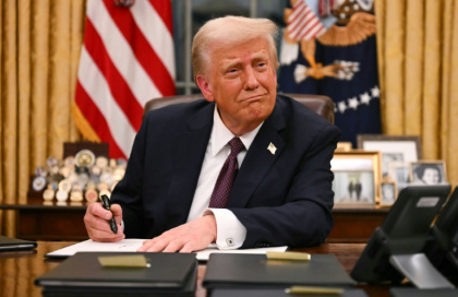 Le président américain Donald Trump signe des décrets dans le Bureau ovale de la Maison Blanche, le 20 janvier 2025 à Washington - Mandel NGAN