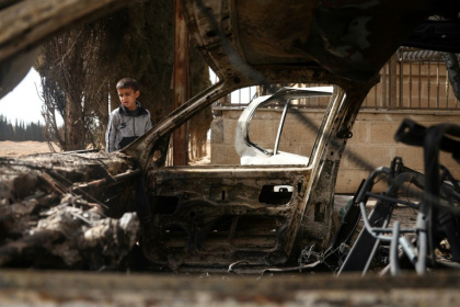 Une voiture détruite lors d'affrontements confessionnels à Ashrafiyat Sahnaya, près de Damas, le 1er mai 2025 - OMAR HAJ KADOUR (AFP)