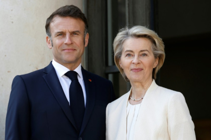 Le président français Emmanuel Macron accueille la présidente de la Commission européenne Ursula Von der Leyen au palais de l'Elysée, à Paris, le 27 mars 2025 - Ludovic MARIN (AFP) Le président français Emmanuel Macron accueille la présidente de la Commission européenne Ursula Von der Leyen au palais de l'Elysée, à Paris, le 27 mars 2025 - Ludovic MARIN (AFP)