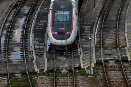 Un train TGV InOui est stationné dans la gare de triage de Charenton-le-pont, pendant une grève des contrôleurs, à Paris, le 16 février 2024 - Ian LANGSDON (AFP) Un train TGV InOui est stationné dans la gare de triage de Charenton-le-pont, pendant une grève des contrôleurs, à Paris, le 16 février 2024 - Ian LANGSDON (AFP)