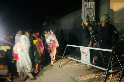 Des membres des forces de sécurité barrent une rue alors que des habitants fuient leurs maisons à Muzaffarabad, au Pakistan, le 7 mai 2025 - Sajjad QAYYUM (AFP) Des membres des forces de sécurité barrent une rue alors que des habitants fuient leurs maisons à Muzaffarabad, au Pakistan, le 7 mai 2025 - Sajjad QAYYUM (AFP)