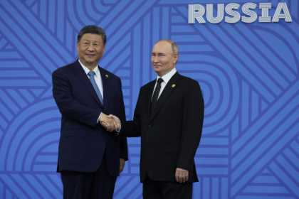 Le président russe Vladimir Poutine salue le président chinois Xi Jinping lors d'une cérémonie officielle d'accueil des chefs de délégation au sommet des BRICS à Kazan, en Russie, le 23 octobre 2024 - MAXIM SHIPENKOV (AFP) Le président russe Vladimir Poutine salue le président chinois Xi Jinping lors d'une cérémonie officielle d'accueil des chefs de délégation au sommet des BRICS à Kazan, en Russie, le 23 octobre 2024 - MAXIM SHIPENKOV (AFP)