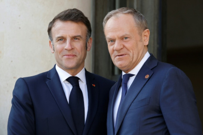 Le président français Emmanuel Macron (gauche) salue le Premier ministre polonais Donald Tusk, le 27 mars 2025 à Paris - Ludovic MARIN (AFP) Le président français Emmanuel Macron (gauche) salue le Premier ministre polonais Donald Tusk, le 27 mars 2025 à Paris - Ludovic MARIN (AFP)
