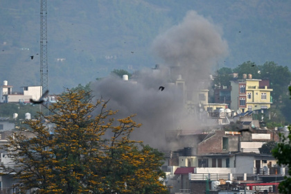 De la fumée s'élève du village de Poonch après une frappe d'artillerie, le 7 mai 2025 en Inde - Punit PARANJPE (AFP) De la fumée s'élève du village de Poonch après une frappe d'artillerie, le 7 mai 2025 en Inde - Punit PARANJPE (AFP)