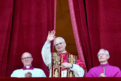 Le nouveau pape Léon XIV, l'Américain Robert Francis Prevost, salue la foule rassemblée place Saint-Pierre ) pour sa première apparition après son élection le 8 mai 2025 - Photographe inconnu (AFP) Le nouveau pape Léon XIV, l'Américain Robert Francis Prevost, salue la foule rassemblée place Saint-Pierre ) pour sa première apparition après son élection le 8 mai 2025 - Photographe inconnu (AFP)