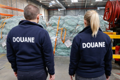 Des douaniers devant des colis de fret aérien dans un entrepôt de l'aéroport Roissy-Charles-de-Gaulle, au nord de Paris, le 29 avril 2025 - GEOFFROY VAN DER HASSELT (AFP) Des douaniers devant des colis de fret aérien dans un entrepôt de l'aéroport Roissy-Charles-de-Gaulle, au nord de Paris, le 29 avril 2025 - GEOFFROY VAN DER HASSELT (AFP)