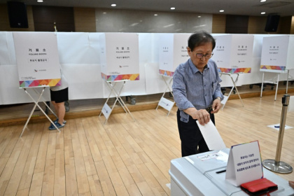 Un électeur dépose son bulletin lors de l'élection présidentielle sud-coréenne du 3 juin 2025, à Séoul - Pedro Pardo (AFP) Un électeur dépose son bulletin lors de l'élection présidentielle sud-coréenne du 3 juin 2025, à Séoul - Pedro Pardo (AFP)