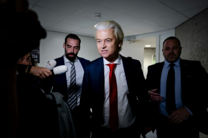 Le leader du parti néerlandais d’extrême droite PVV, Geert Wilders (au centre), s’adresse aux médias à son arrivée à la chambre basse à La Haye, le 3 juin 2025 - Robin van Lonkhuijsen (AFP) Le leader du parti néerlandais d’extrême droite PVV, Geert Wilders (au centre), s’adresse aux médias à son arrivée à la chambre basse à La Haye, le 3 juin 2025 - Robin van Lonkhuijsen (AFP)