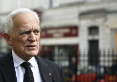 Le journaliste français Philippe Labro arrive pour assister aux funérailles du journaliste français Pierre Bouteiller à l'église Saint-Pierre du Gros Caillou à Paris le 14 mars 2017 - Eric Feferberg (AFP)