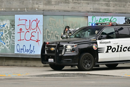 Un véhicule de police stationné à Los Angeles au lendemain de heurts entre les autorités et des manifestants, le 9 juin 2025 - Frederic J. Brown (AFP)