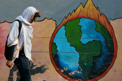 Un passant marche devant une peinture murale en pleine vague de chaleur à Varanasi, en Inde, le 9 juin 2025 - Ioana PLESEA, Julie PEREIRA, Sabrina BLANCHARD (AFP) Un passant marche devant une peinture murale en pleine vague de chaleur à Varanasi, en Inde, le 9 juin 2025 - Ioana PLESEA, Julie PEREIRA, Sabrina BLANCHARD (AFP)