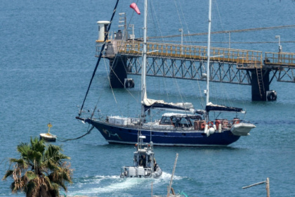 Un bateau de patrouille de la police israélienne se dirige le bateau Madleen amarré au port d'Ashdod après avoir été intercepté la veille par les forces israéliennes, le 10 juin 2025 - Jack GUEZ (AFP)