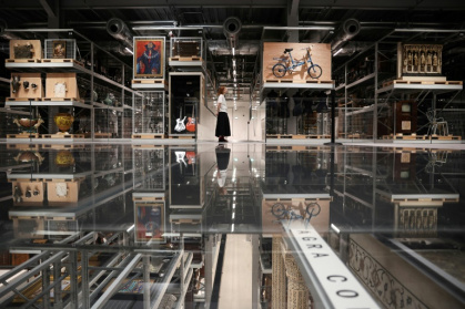 Une visiteuse regarde les oeuvres d'art exposées à la Storehouse du Victoria et Albert Museum, dans l'est de Londres, le 12 juin 2025 - HENRY NICHOLLS (AFP) Une visiteuse regarde les oeuvres d'art exposées à la Storehouse du Victoria et Albert Museum, dans l'est de Londres, le 12 juin 2025 - HENRY NICHOLLS (AFP)