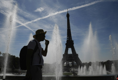 Un homme se rafraîchit près de fontaines à Paris le 16 juin 2022 - JULIEN DE ROSA (AFP) Un homme se rafraîchit près de fontaines à Paris le 16 juin 2022 - JULIEN DE ROSA (AFP)