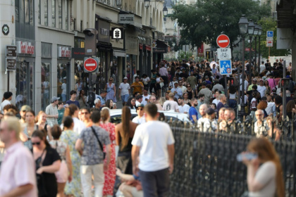 Des gens se rassemblent pour la Fête de la musique, le 21 juin 2025 à Paris - ROMAIN PERROCHEAU (AFP) Des gens se rassemblent pour la Fête de la musique, le 21 juin 2025 à Paris - ROMAIN PERROCHEAU (AFP)