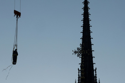 Une grue soulève l'une des 16 statues géantes d'apôtres pour la replacer sur sa base au pied de la flèche de la cathédrale Notre-Dame de Paris, le 23 juin 2025 - GEOFFROY VAN DER HASSELT (AFP) Une grue soulève l'une des 16 statues géantes d'apôtres pour la replacer sur sa base au pied de la flèche de la cathédrale Notre-Dame de Paris, le 23 juin 2025 - GEOFFROY VAN DER HASSELT (AFP)