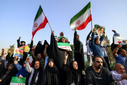 Des manifestants iraniens célèbrent le cessez-le-feu avec Israël, le 24 juin 2025 à Téhéran - ATTA KENARE (AFP) Des manifestants iraniens célèbrent le cessez-le-feu avec Israël, le 24 juin 2025 à Téhéran - ATTA KENARE (AFP)