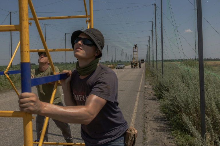 Dans l'est ukrainien pilonné par les drones, les routes se couvrent de filets