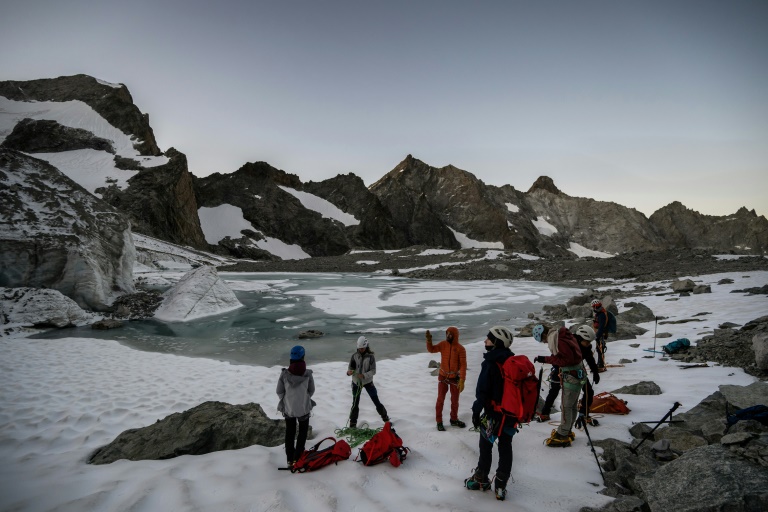 Face à la crise climatique, l'alpinisme s'adapte et change de voie