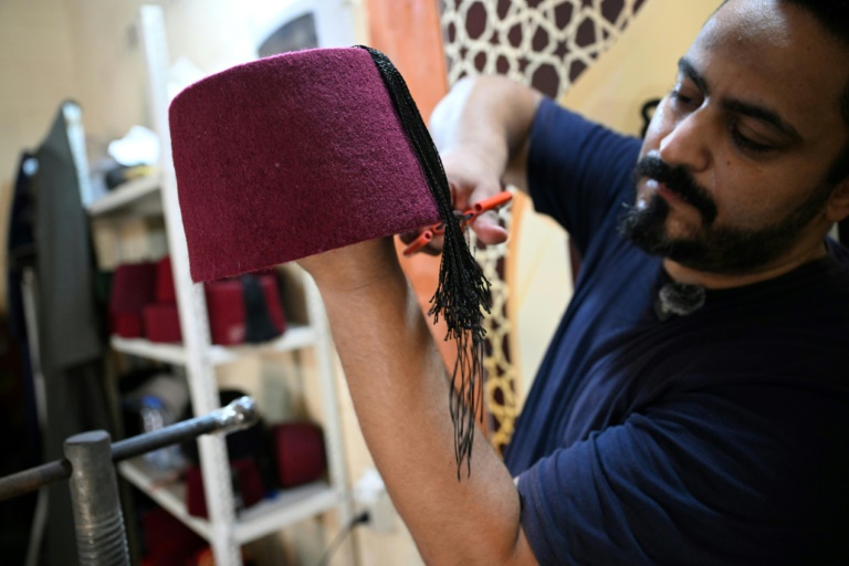 A Tripoli, le dernier artisan de tarbouches libanais perpétue un art ancestral A Tripoli, le dernier artisan de tarbouches libanais perpétue un art ancestral