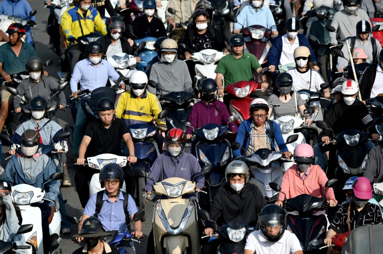 Vietnam : les millions de scooters à essence d'Hanoï en sursis