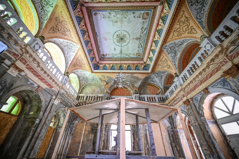 Ravagée par la corruption, une cité thermale fantôme reprend vie en Roumanie