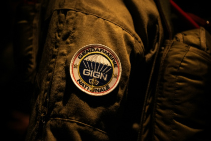 L'écusson du GIGN sur un membre de cette unité d'élite de la gendarmerie en opération aéroportée près d'Orléans, le 23 juin 2025 - JULIEN DE ROSA (AFP) L'écusson du GIGN sur un membre de cette unité d'élite de la gendarmerie en opération aéroportée près d'Orléans, le 23 juin 2025 - JULIEN DE ROSA (AFP)