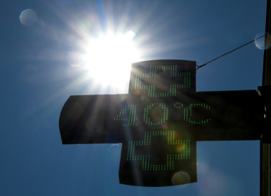 Un thermomètre de pharmacie affiche 40°C, à Lille, le 27 juillet 2018 - Philippe LOPEZ (AFP) Un thermomètre de pharmacie affiche 40°C, à Lille, le 27 juillet 2018 - Philippe LOPEZ (AFP)