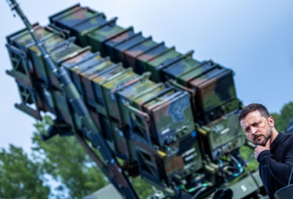 Le président ukrainien Volodymyr Zelensky devant une batterie de missiles antimissiles américaine Patriot, le 11 juin 2024 dans un camp d'entraînement militaire de la région du Mecklembourg-Poméranie-Occidentale, en Allemagne - Jens Büttner (AFP)