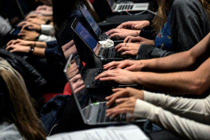 Des étudiants de l'Université catholique de Lyon utilisent des ordinateurs pendant lerus cours, le 18 septembre 2015 - JEFF PACHOUD (AFP) Des étudiants de l'Université catholique de Lyon utilisent des ordinateurs pendant lerus cours, le 18 septembre 2015 - JEFF PACHOUD (AFP)